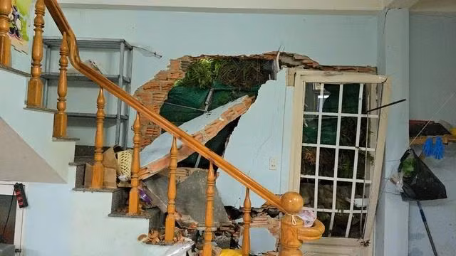 Tường nhà 136 Hà Huy Tập bị sập. ẢNH: LÂM VIÊN