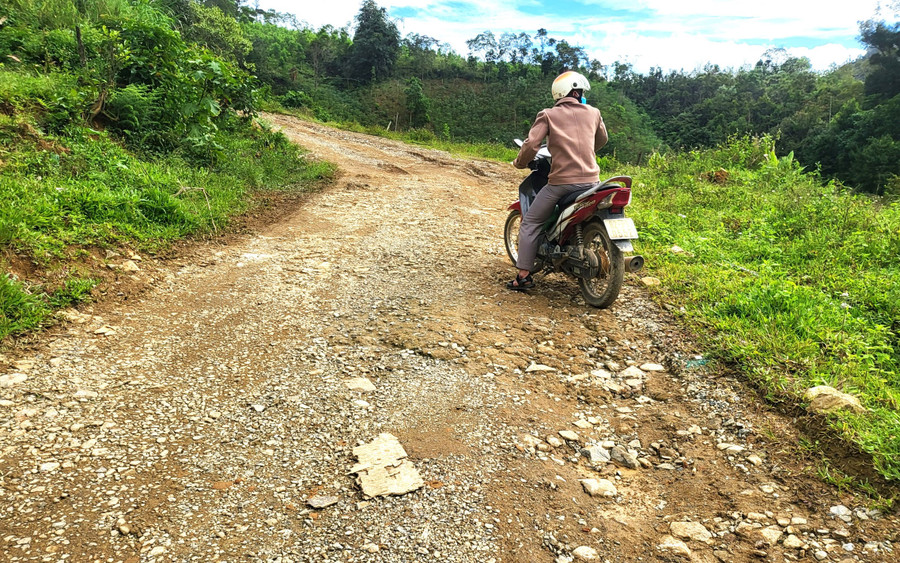 Đường bị hư hỏng nặng. Ảnh: HN