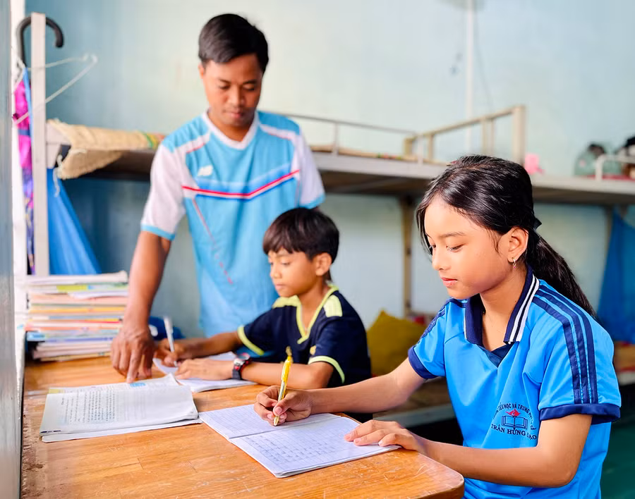 Em Ksor Nga (áo xanh) rất thích ở lại trường vì được các thầy-cô giáo chăm sóc từ việc sinh hoạt tới học tập. Ảnh: Mai Ka Em Ksor Nga (áo xanh) rất thích ở lại trường vì được các thầy-cô giáo chăm sóc từ việc sinh hoạt tới học tập. Ảnh: Mai Ka