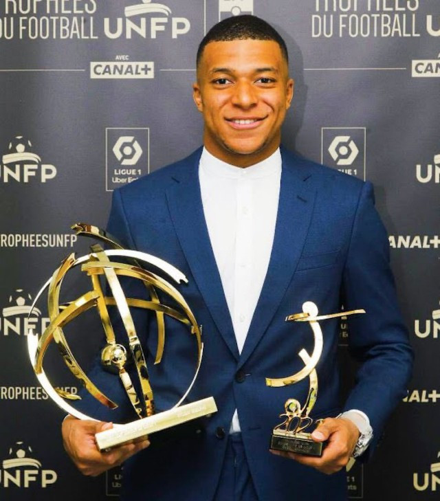 Mbappe vừa nhận giải Cầu thủ xuất sắc nhất của Globe Soccer Awards. Ảnh AFP Mbappe vừa nhận giải Cầu thủ xuất sắc nhất của Globe Soccer Awards. Ảnh AFP