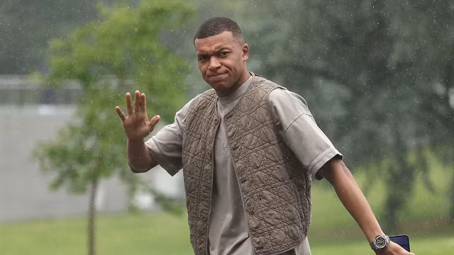 Mbappe vừa đến tập trung cùng đội tuyển Pháp dự EURO 2024. Ảnh FFF