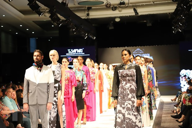 Bộ sưu tập &quot;Di sản-Xuyên không gian&quot; được trình diễn bởi những người mẫu Việt Nam và quốc tế đến từ nhiều quốc gia và vùng lãnh thổ. (Ảnh: Phong Hà/TTXVN)