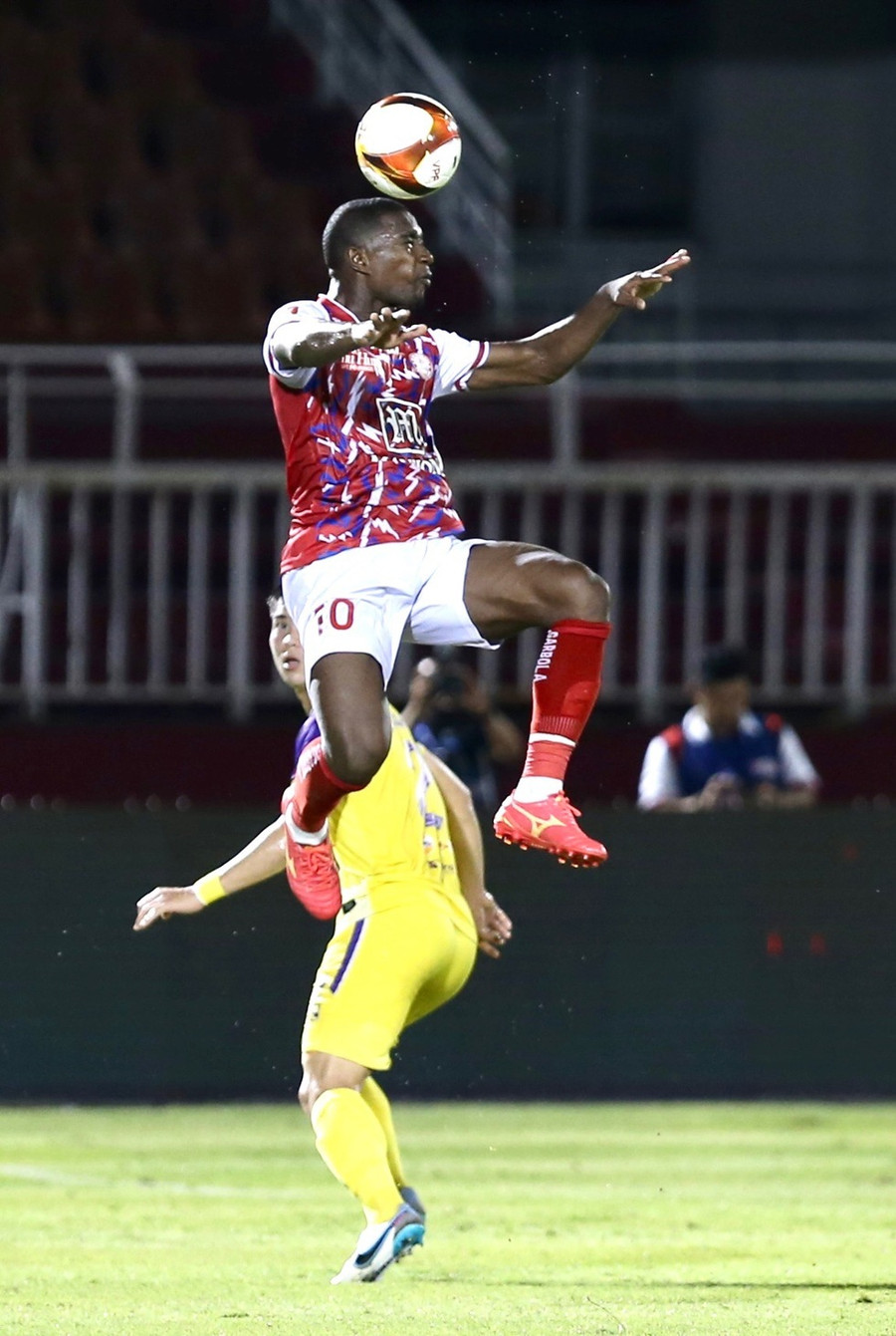 Bóng đá chuyên nghiệp cần sự đồng hành của các bên. ẢNH: KHẢ HÒA Bóng đá chuyên nghiệp cần sự đồng hành của các bên. ẢNH: KHẢ HÒA