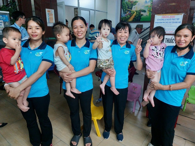 Lực lượng chức năng chuyển các trẻ về mái ấm trên địa bàn TP HCM Lực lượng chức năng chuyển các trẻ về mái ấm trên địa bàn TP HCM