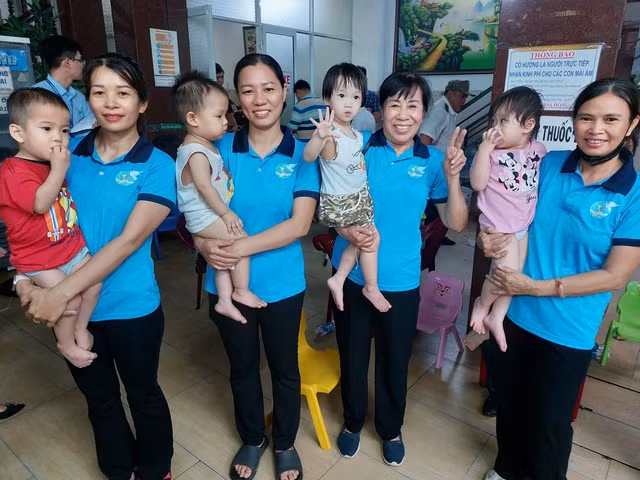 Lực lượng chức năng chuyển các trẻ về mái ấm trên địa bàn TP HCM