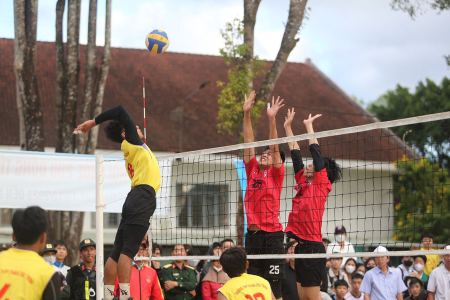 Ksor Rôta (bìa trái) chơi nổi trội so với các bạn cùng lứa tuổi. Ảnh: Văn Ngọc