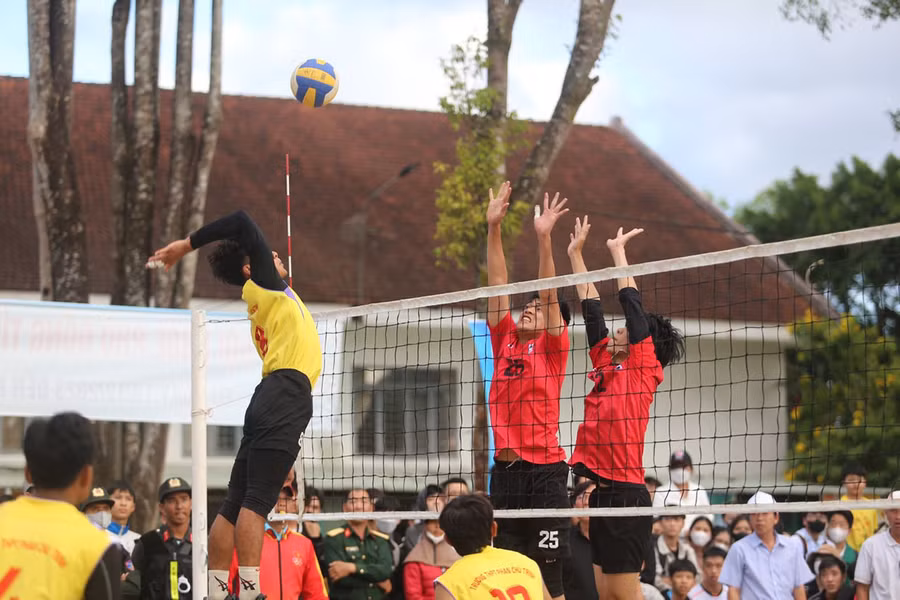 Ksor Rôta (bìa trái) chơi nổi trội so với các bạn cùng lứa tuổi. Ảnh: Văn Ngọc