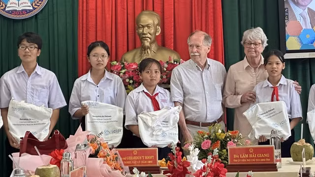 Vợ chồng GS Gerard t'Hooft tặng quà cho học sinh Trường THPT chuyên Chu Văn An. Ảnh: THANH SƠN