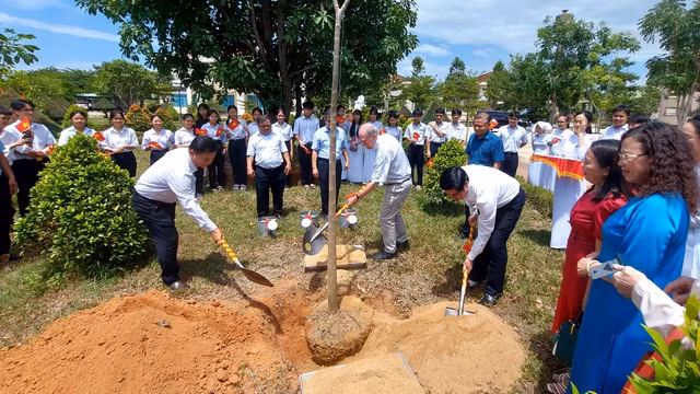 GS Gerard t'Hooft trồng cây lưu niệm tại Trường THPT chuyên Chu Văn An. Ảnh: THANH SƠN
