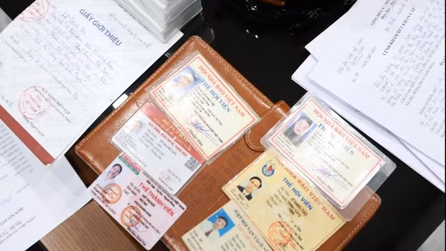 Một số giấy tờ mà Lê Danh Tạo và đồng bọn sử dụng để thực hiện hành vi phạm tội. Ảnh: TÂN KỲ
