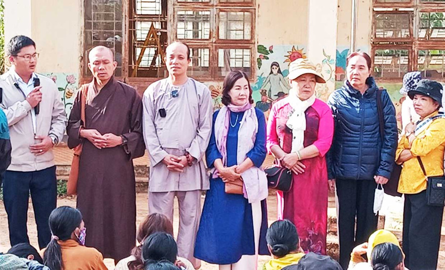 Đoàn từ thiện thăm và tặng quà cho các đối tượng khó khăn xã Ia Blang, huyện Chư Sê. Ảnh: Hồng Ngọc Đoàn từ thiện thăm và tặng quà cho các đối tượng khó khăn xã Ia Blang, huyện Chư Sê. Ảnh: Hồng Ngọc