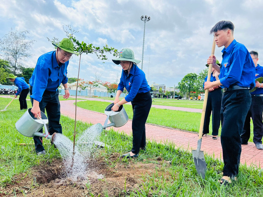 Đoàn viên, thanh niên trồng cây xanh tại Quảng trường thị xã Ayun Pa. Ảnh: P.L Đoàn viên, thanh niên trồng cây xanh tại Quảng trường thị xã Ayun Pa. Ảnh: P.L