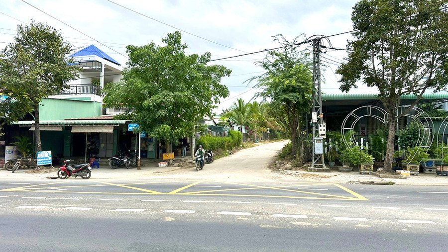 Tại đoạn từ Km 79+500 đến Km 80+100 quốc lộ 25, đơn vị thi công triển khai nhiều hạng mục, trong đó có bổ sung biển báo đường bộ để bảo đảm an toàn giao thông. Ảnh: M.P