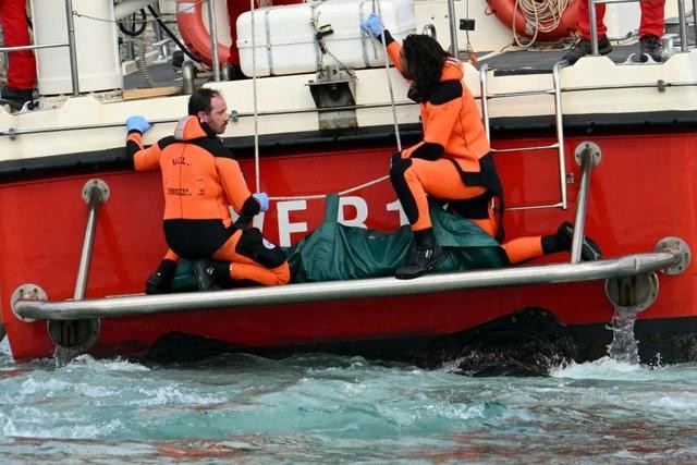 Thợ lặn trục vớt thêm 2 thi thể từ xác siêu du thuyền hôm 21.8. ẢNH: AFP Thợ lặn trục vớt thêm 2 thi thể từ xác siêu du thuyền hôm 21.8. ẢNH: AFP