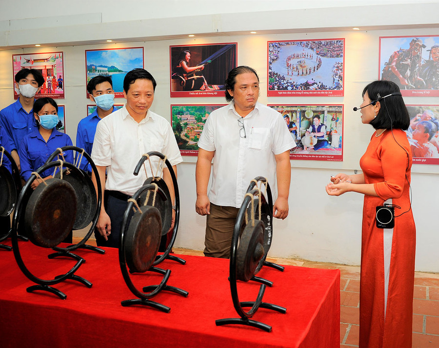 Các đại biểu tham quan không gian trưng bày. Ảnh: Huỳnh Bá Tính Các đại biểu tham quan không gian trưng bày. Ảnh: Huỳnh Bá Tính