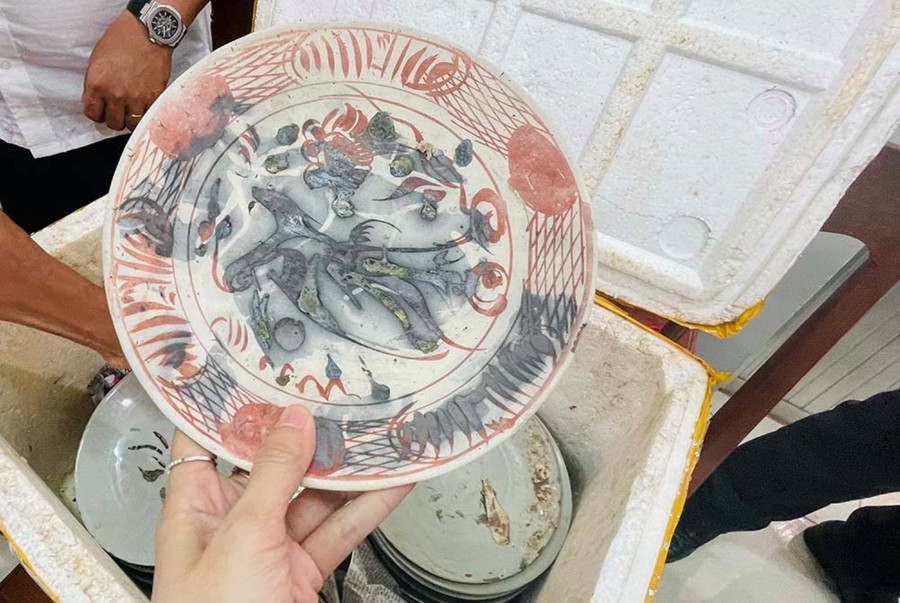 Đây cũng là lần đầu tiên ở Quảng Ngãi phát hiện cổ vật ở trí sâu đến hơn 50m. Con tàu đắm này sẽ mang lại khá nhiều hiện vật có thông tin lớn, bổ sung vào nhận thức con đường tơ lụa trên biển. Ảnh: Ngọc Viên Đây cũng là lần đầu tiên ở Quảng Ngãi phát hiện cổ vật ở trí sâu đến hơn 50m. Con tàu đắm này sẽ mang lại khá nhiều hiện vật có thông tin lớn, bổ sung vào nhận thức con đường tơ lụa trên biển. Ảnh: Ngọc Viên