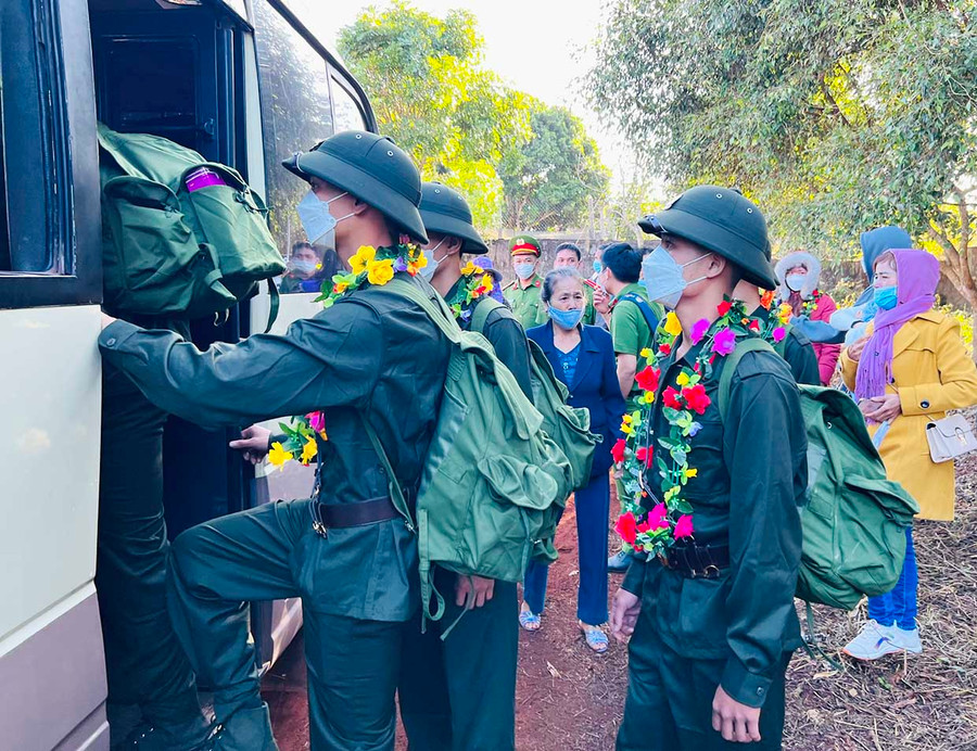 Các tân binh huyện Đak Đoa lên xe về đơn vị. Ảnh: Phan Lài Các tân binh huyện Đak Đoa lên xe về đơn vị. Ảnh: Phan Lài