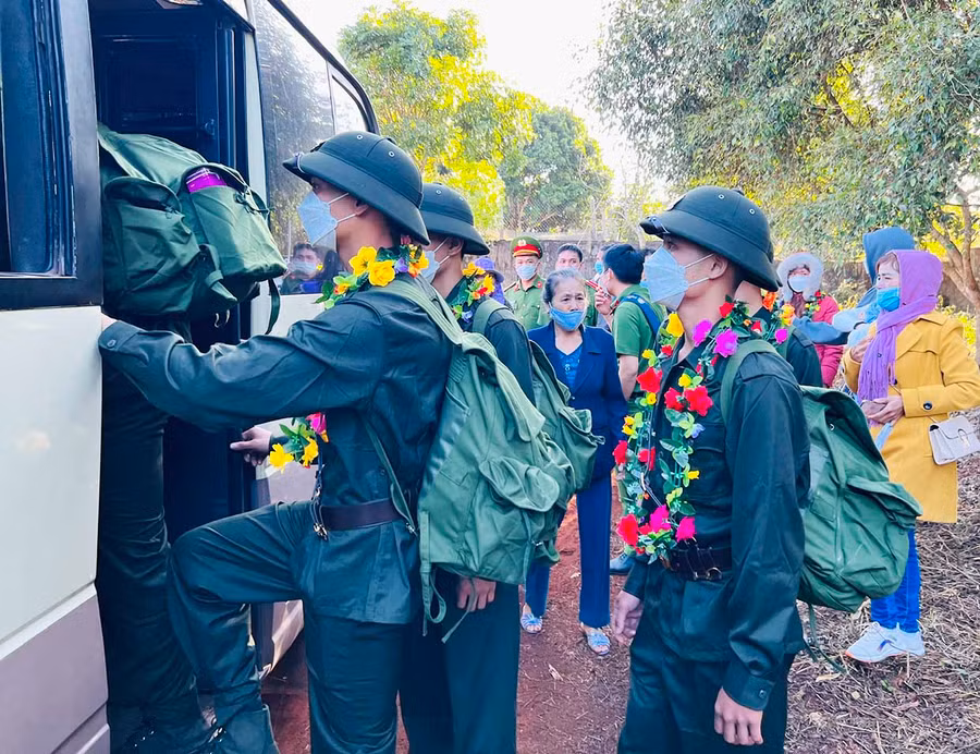 Các tân binh huyện Đak Đoa lên xe về đơn vị. Ảnh: Phan Lài