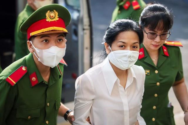 Bị cáo Trần Uyên Phương được đưa đến phiên tòa sơ thẩm sáng 23.4. Ảnh: NHẬT THỊNH Bị cáo Trần Uyên Phương được đưa đến phiên tòa sơ thẩm sáng 23.4. Ảnh: NHẬT THỊNH
