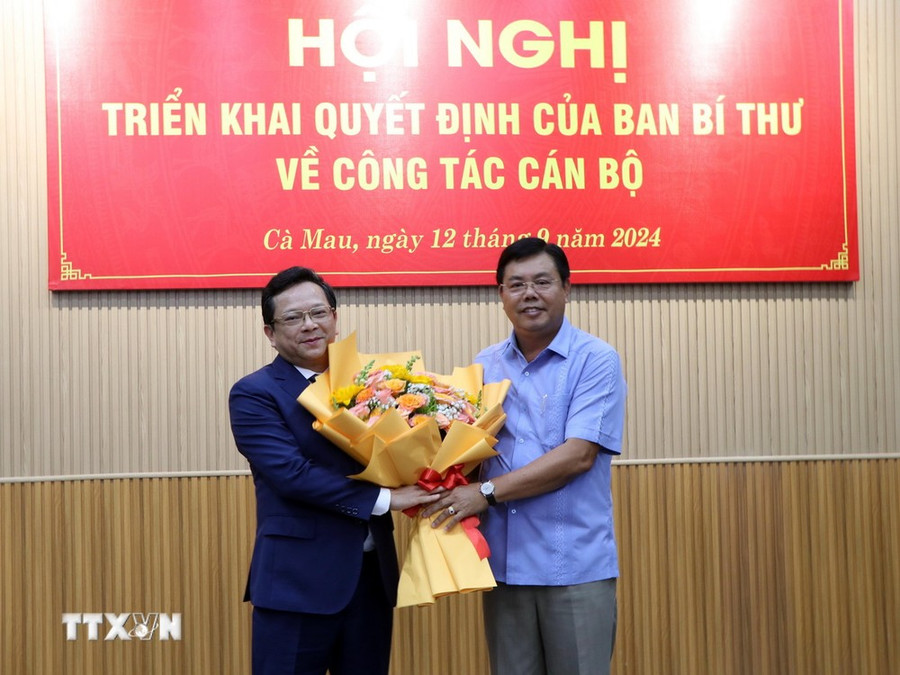 Bí thư Tỉnh ủy, Chủ tịch Hội đồng Nhân dân tỉnh Cà Mau Nguyễn Tiến Hải tặng hoa chúc mừng ông Nguyễn Đức Hiển vừa được Ban Bí thư quyết định điều động, giữ chức Phó Bí thư Tỉnh ủy Cà Mau, nhiệm kỳ 2020-2025. (Ảnh: Kim Há/TTXVN) Bí thư Tỉnh ủy, Chủ tịch Hội đồng Nhân dân tỉnh Cà Mau Nguyễn Tiến Hải tặng hoa chúc mừng ông Nguyễn Đức Hiển vừa được Ban Bí thư quyết định điều động, giữ chức Phó Bí thư Tỉnh ủy Cà Mau, nhiệm kỳ 2020-2025. (Ảnh: Kim Há/TTXVN)