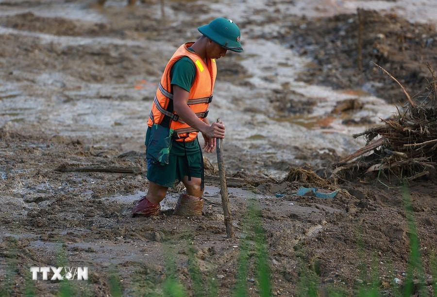 Lực lượng tìm kiếm, cứu nạn triển khai tìm kiếm các nạn nhân mất tích do sạt lở đất tại Làng Nủ, xã Phúc Khánh, huyện Bảo Yên, tỉnh Lào Cai. (Ảnh: Dương Giang/TTXVN) Lực lượng tìm kiếm, cứu nạn triển khai tìm kiếm các nạn nhân mất tích do sạt lở đất tại Làng Nủ, xã Phúc Khánh, huyện Bảo Yên, tỉnh Lào Cai. (Ảnh: Dương Giang/TTXVN)