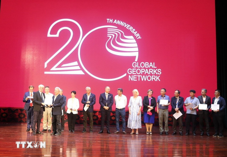 Tôn vinh những đóng góp của các nhà khoa học đã đặt nền móng cho việc hình thành GGN. (Ảnh: Chu Hiệu/TTXVN)