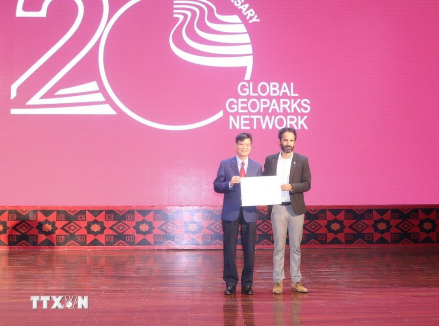 Đại diện tỉnh Quảng Ninh đón nhận Chứng nhận vinh danh Vịnh Hạ Long - Cát Bà là một trong 100 di sản địa chất quốc tế lần thứ 2. (Ảnh: Chu Hiệu/TTXVN)