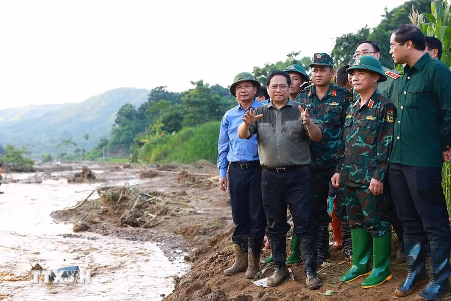 Thủ tướng Phạm Minh Chính chỉ đạo công tác tìm kiếm nạn mất tích do sạt lở đất tại Làng Nủ. (Ảnh: Dương Giang/TTXVN)