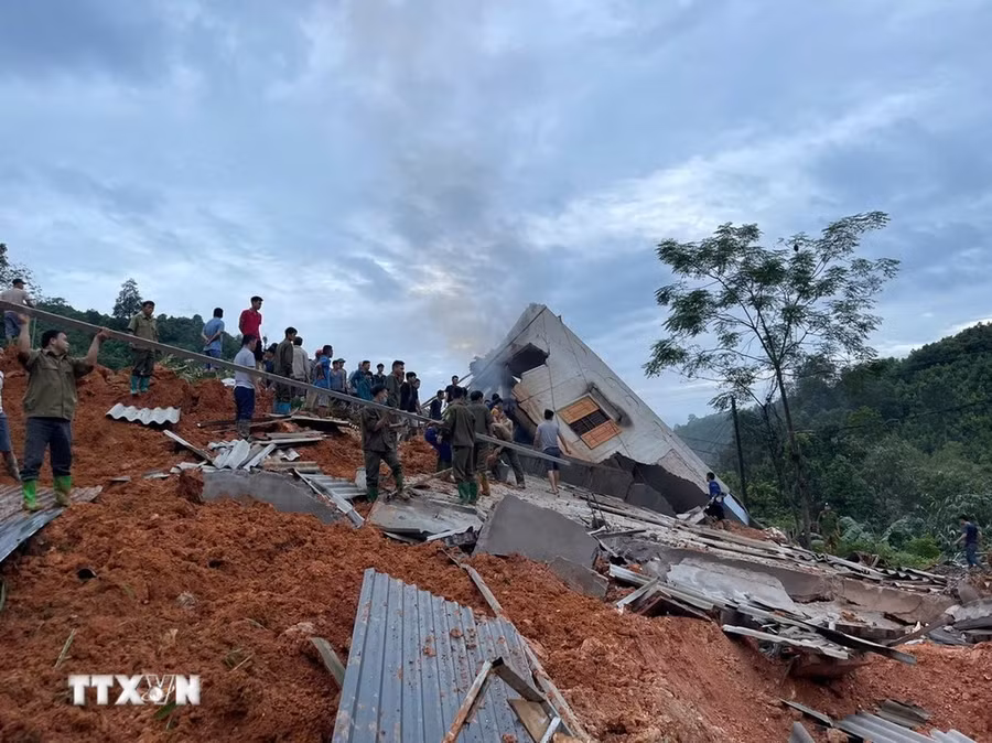 Vụ sạt lở đất tại xã Hưng Thịnh, huyện Trấn Yên khiến 2 người tử vong và 4 người bị thương. (Ảnh: TTXVN phát)