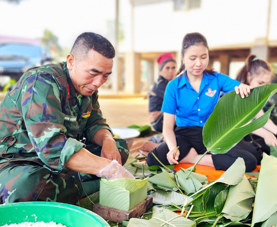 Ban CHQS tham gia gói bánh chưng tổ chức Tết cho người nghèo trên địa bàn thành phố. Ảnh: T.D Ban CHQS tham gia gói bánh chưng tổ chức Tết cho người nghèo trên địa bàn thành phố. Ảnh: T.D