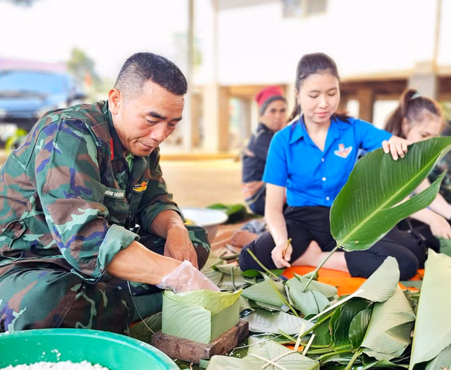 Ban CHQS tham gia gói bánh chưng tổ chức Tết cho người nghèo trên địa bàn thành phố. Ảnh: T.D