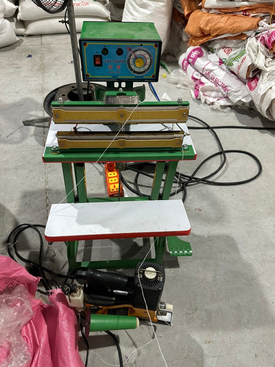 Máy móc để đóng bao &quot;Gạo ông Cua&quot; giả mạo