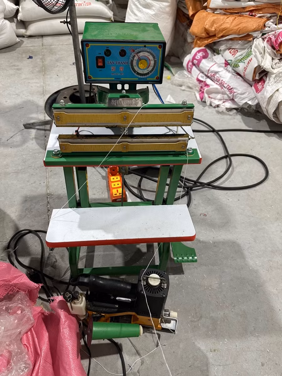 Máy móc để đóng bao "Gạo ông Cua" giả mạo