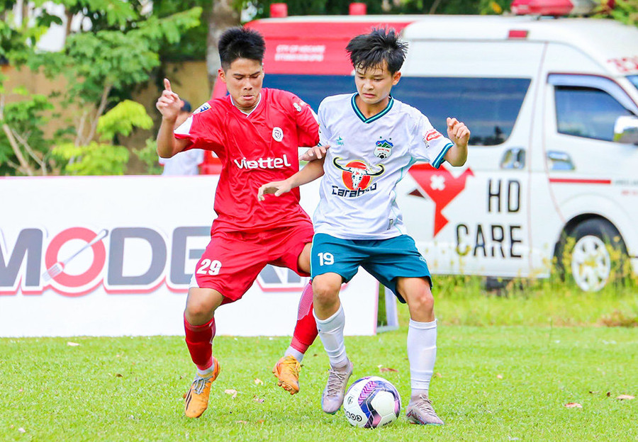 HAGL bị cầm chân, SLNA chiếm ngôi đầu bảng ở VCK U.15 quốc gia 2023 - Ảnh 1. U.15 HAGL (áo trắng) không thể khuất phục được U.15 Viettel cũng rất mạnh. Ảnh: VFF
