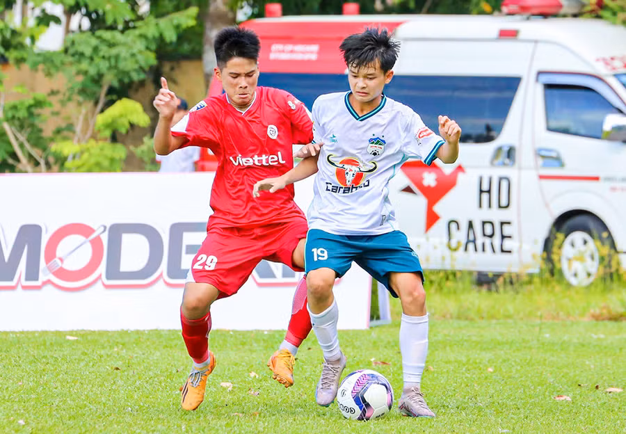 U.15 HAGL (áo trắng) không thể khuất phục được U.15 Viettel cũng rất mạnh. Ảnh: VFF
