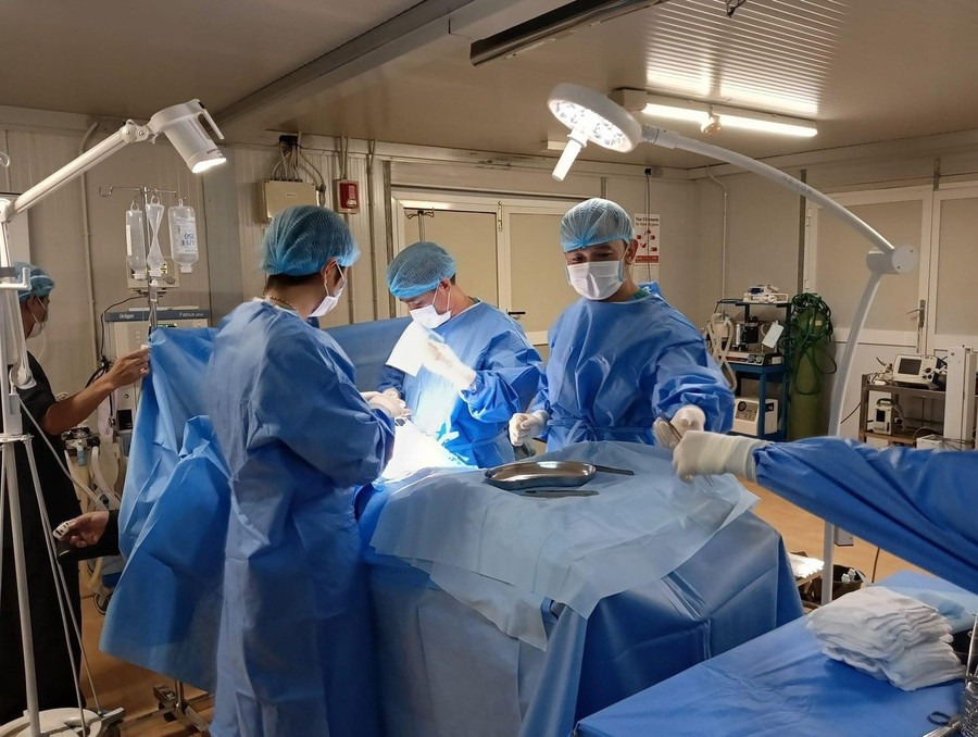 Bác sĩ Đỗ Quốc Cường (người thứ 2 từ phải sang) trong ca mổ “hồi sinh” cánh tay phải cho lính công binh người Pakistan Bác sĩ Đỗ Quốc Cường (người thứ 2 từ phải sang) trong ca mổ “hồi sinh” cánh tay phải cho lính công binh người Pakistan