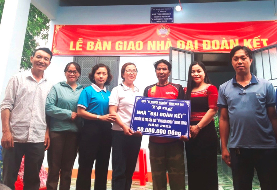 Lãnh đạo huyện, thị trấn Phú Hòa (huyện Chư Păh) trao nhà cho ông Rơ Châm Hyut. Ảnh: Đinh Yến Lãnh đạo huyện, thị trấn Phú Hòa (huyện Chư Păh) trao nhà cho ông Rơ Châm Hyut. Ảnh: Đinh Yến