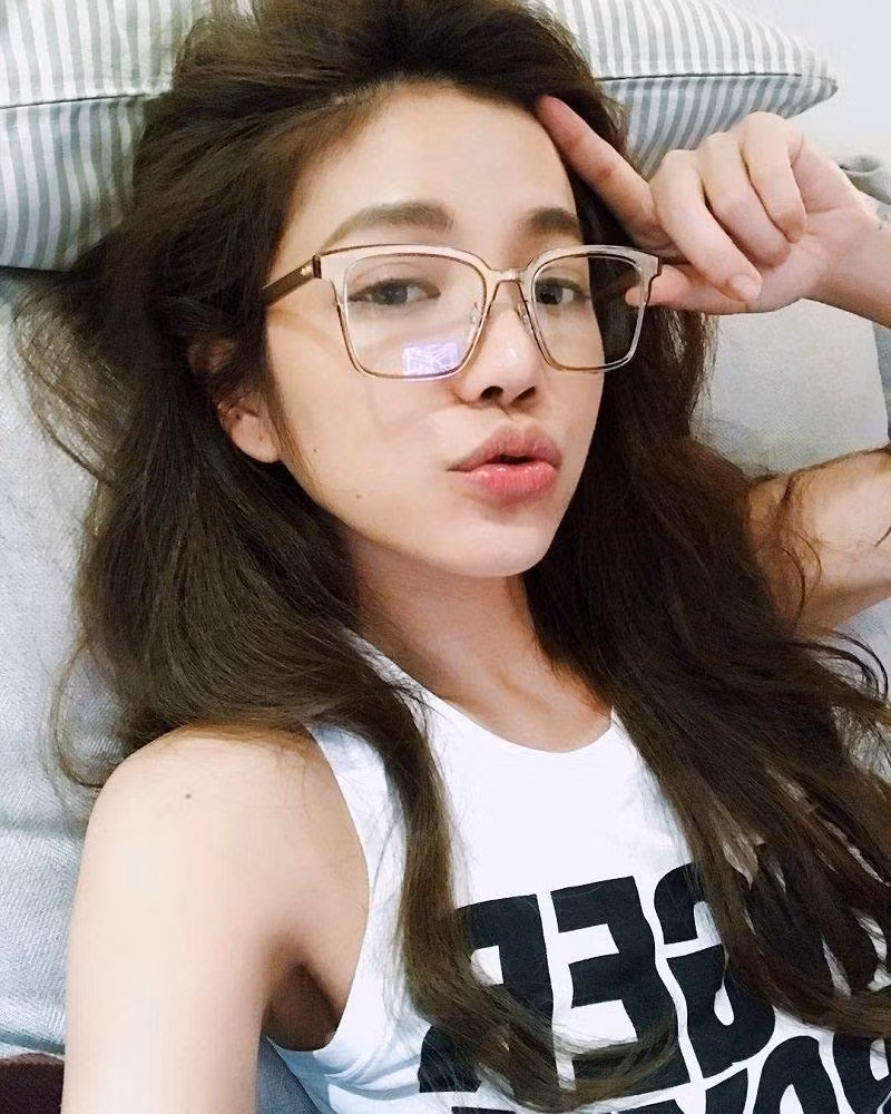 Lure Hsu được biết đến lần đầu vào năm 2015. Cô tham gia một chương trình truyền hình cùng em gái, nữ diễn viên Đài Loan gốc Hà Lan Sharon Hsu. Khán giả nhanh chóng ấn tượng về cô là người phụ nữ U40 sở hữu ngoại hình học sinh.