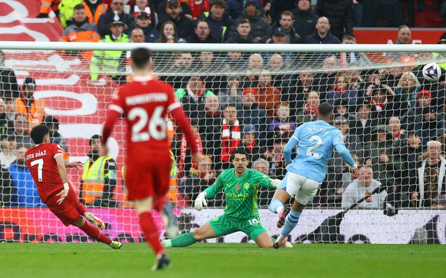 Luis Diaz bỏ lỡ hai cơ hội đối mặt thủ môn Luis Diaz bỏ lỡ hai cơ hội đối mặt thủ môn