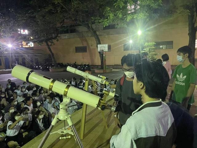 Giáo viên có nhiều cách kiểm tra, đánh giá kết quả học tập của học sinh theo Chương trình GDPT 2018. Trong ảnh, giáo viên cho học sinh sử dụng kính thiên văn để quan sát bầu trời sao khi học môn vật lý. Ảnh: NVCC Giáo viên có nhiều cách kiểm tra, đánh giá kết quả học tập của học sinh theo Chương trình GDPT 2018. Trong ảnh, giáo viên cho học sinh sử dụng kính thiên văn để quan sát bầu trời sao khi học môn vật lý. Ảnh: NVCC