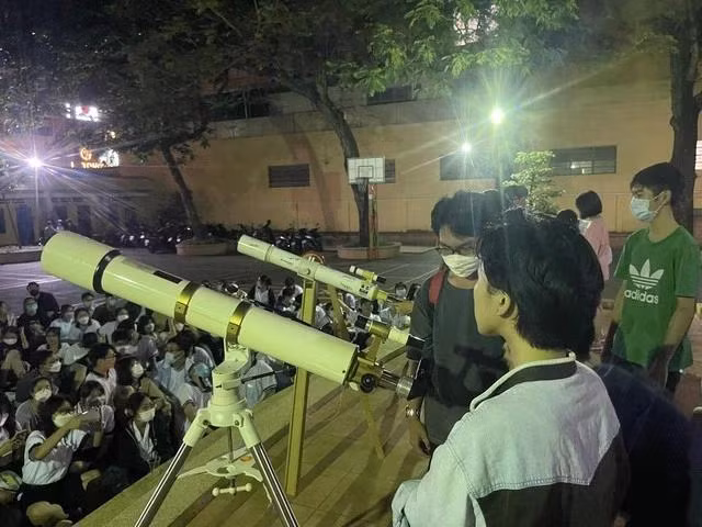 Giáo viên có nhiều cách kiểm tra, đánh giá kết quả học tập của học sinh theo Chương trình GDPT 2018. Trong ảnh, giáo viên cho học sinh sử dụng kính thiên văn để quan sát bầu trời sao khi học môn vật lý. Ảnh: NVCC