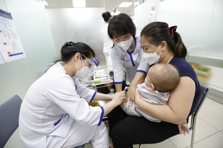 Tiêm vắc xin cho trẻ em. Ảnh: Ngọc Dương Tiêm vắc xin cho trẻ em. Ảnh: Ngọc Dương