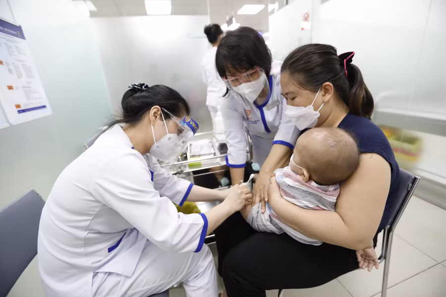Tiêm vắc xin cho trẻ em. Ảnh: Ngọc Dương