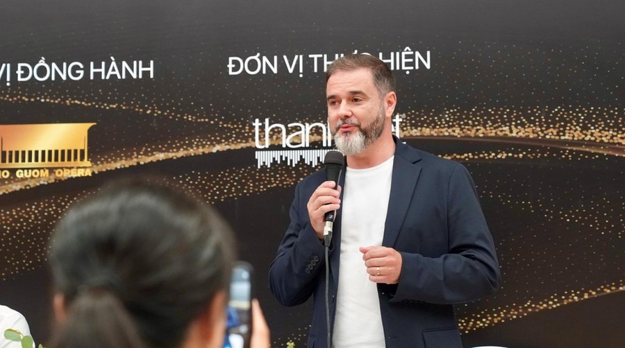 Nhạc trưởng César Álvarez