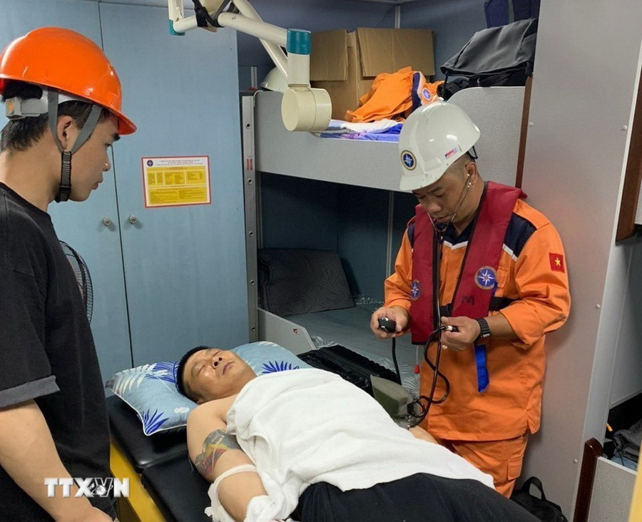 Lực lượng Trung tâm Phối hợp tìm kiếm, cứu nạn hàng hải Việt Nam khu vực IV kiểm tra sức khỏe của bệnh nhân trước khi tiếp nhận đưa về đất liền. (Ảnh: TTXVN phát) Lực lượng Trung tâm Phối hợp tìm kiếm, cứu nạn hàng hải Việt Nam khu vực IV kiểm tra sức khỏe của bệnh nhân trước khi tiếp nhận đưa về đất liền. (Ảnh: TTXVN phát)