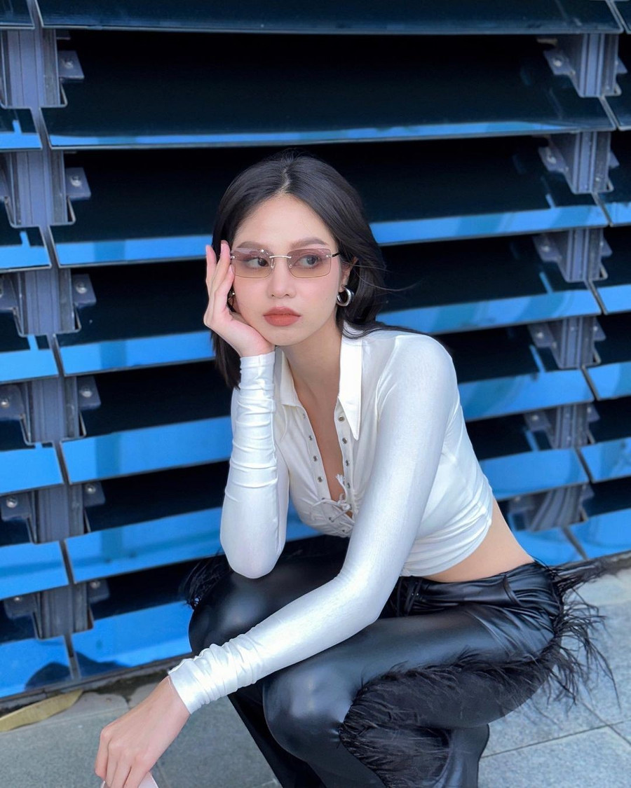 Chiếc áo có kiểu dáng crop-top giúp Thanh Thủy khoe vòng eo 63 cm quyến rũ. Tuy số đo vòng eo của cô chưa được gọi là &quot;con kiến&quot;, nhờ thắt eo đẹp mắt nên vẫn tạo hiệu ứng thị giác giống cơ thể đồng hồ cát.