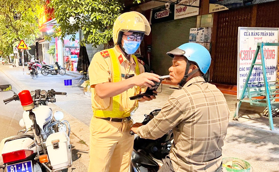 Cán bộ Đội Cảnh sát Giao thông-Trật tự (Công an huyện Krông Pa) kiểm tra nồng độ cồn người điều khiển xe máy. Ảnh: R.H