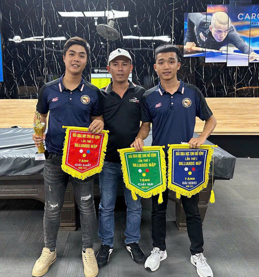 Anh Huy (giữa) và 2 học trò đã giành giải nhất và giải 3 tại Giải Billiards dành cho học sinh khu vực Đông Gia Lai. Ảnh: Văn Nguyên Anh Huy (giữa) và 2 học trò đã giành giải nhất và giải 3 tại Giải Billiards dành cho học sinh khu vực Đông Gia Lai. Ảnh: Văn Nguyên