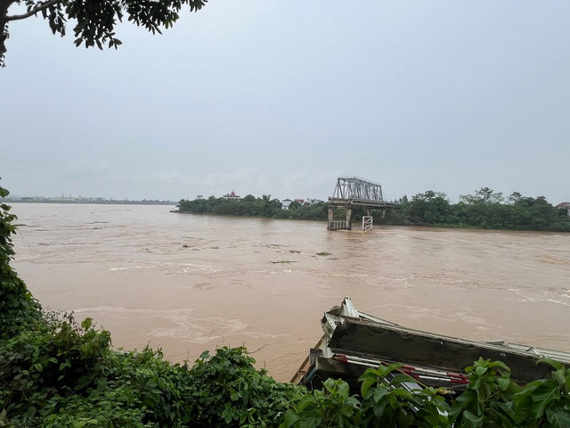 Nước chảy xiết khiến lực lượng chức năng gặp khó khăn trong công tác cứu nạn, cứu hộ. Nước chảy xiết khiến lực lượng chức năng gặp khó khăn trong công tác cứu nạn, cứu hộ.