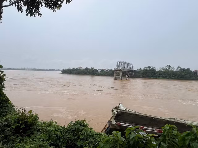 Nước chảy xiết khiến lực lượng chức năng gặp khó khăn trong công tác cứu nạn, cứu hộ.